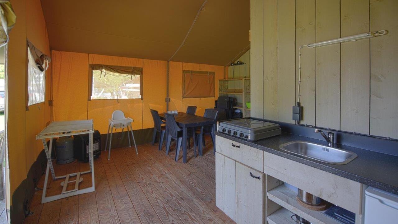 Safari tent at Camping de Rammelbeek Hotel Lattrop Ruang foto